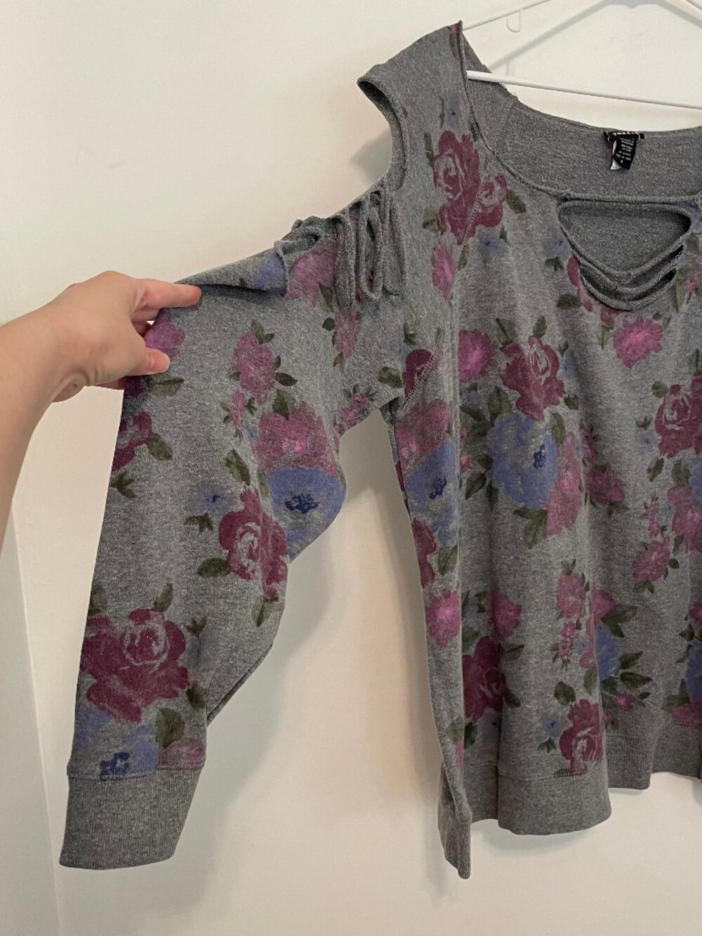 TORRID 4 Plus Size Floral Slashed Sweatshirt Gray Grey Purple Blue Grunge 2010s - Picture 8 of 16